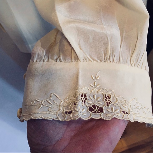 Vtg Pure silk XS pale yellow Chinese hand embroidered long sleeve blouse. NWT - Picture 3 of 9